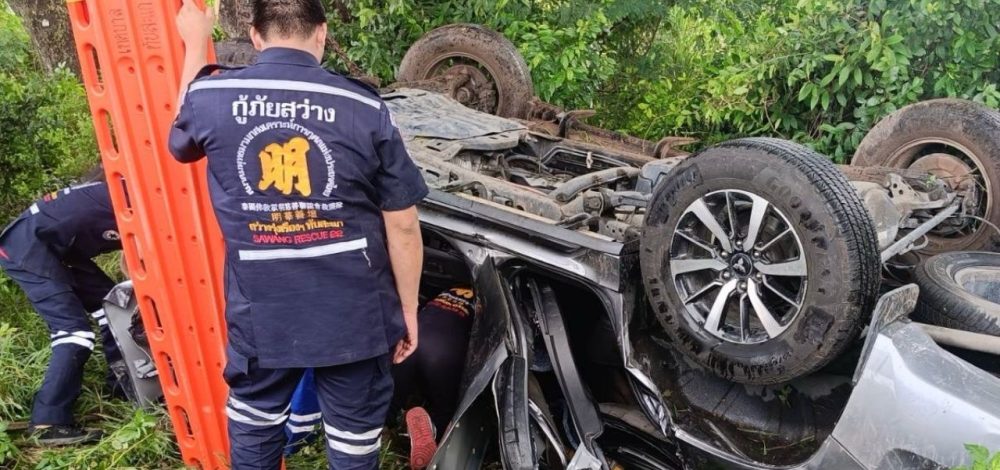 SUV แหกโค้งอันตราย ที่ประจวบฯ ชนต้นไม้ ดับ 2 เจ็บ 3