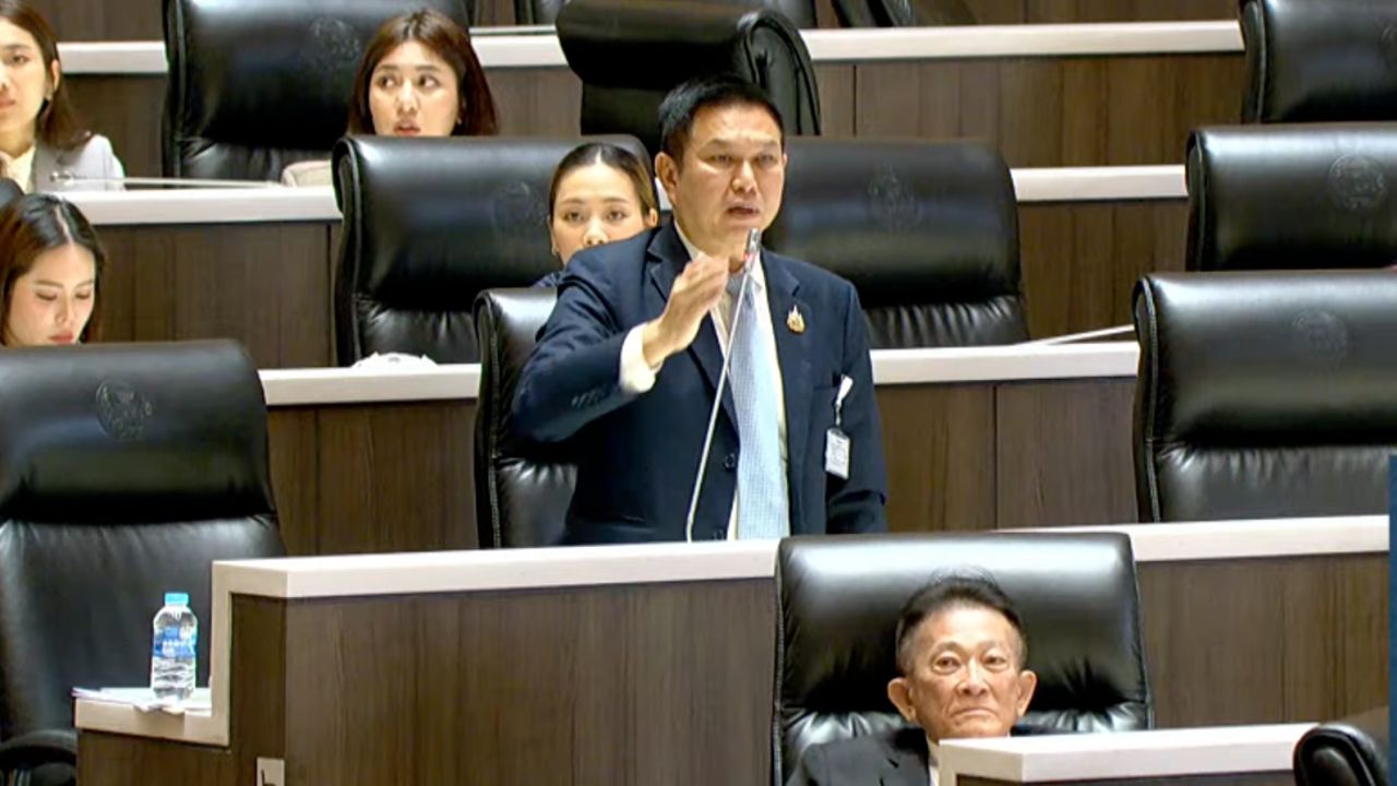 'วรวัจน์' ฉุนใส่งบสร้างถนนแฝงงบจังหวัด ลั่นควรนำเงินไปพัฒนาจังหวัดไม่ใช่ปล่อยให้ทำแต่ถนน