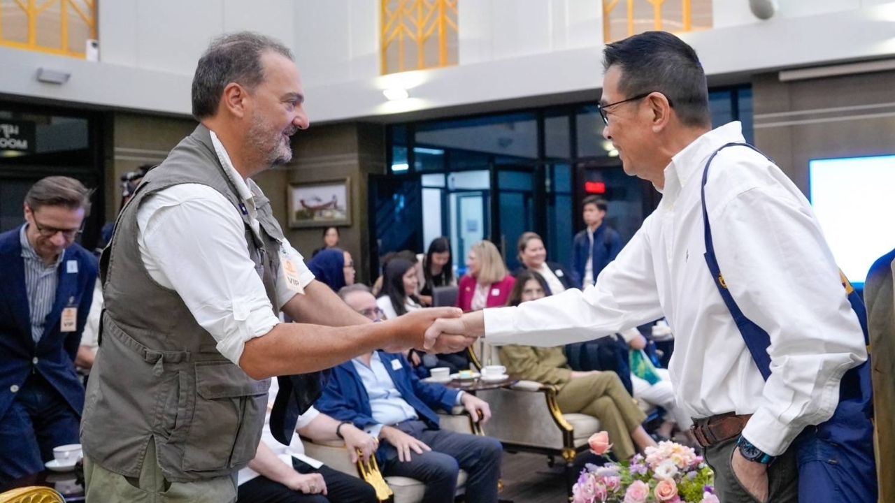 'มาริษ' นำคณะทูต 33 ประเทศ ดูเก็บกู้ทุ่นระเบิดภูมะเขือ