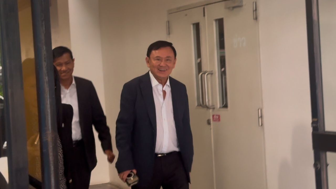 'ทักษิณ' เข้าเพื่อไทย อุบบอกเรื่องไปศาล-'อิ๊งค์' ยกเลิกเข้าประชุม มวลชนอดเบิร์ธเดย์
