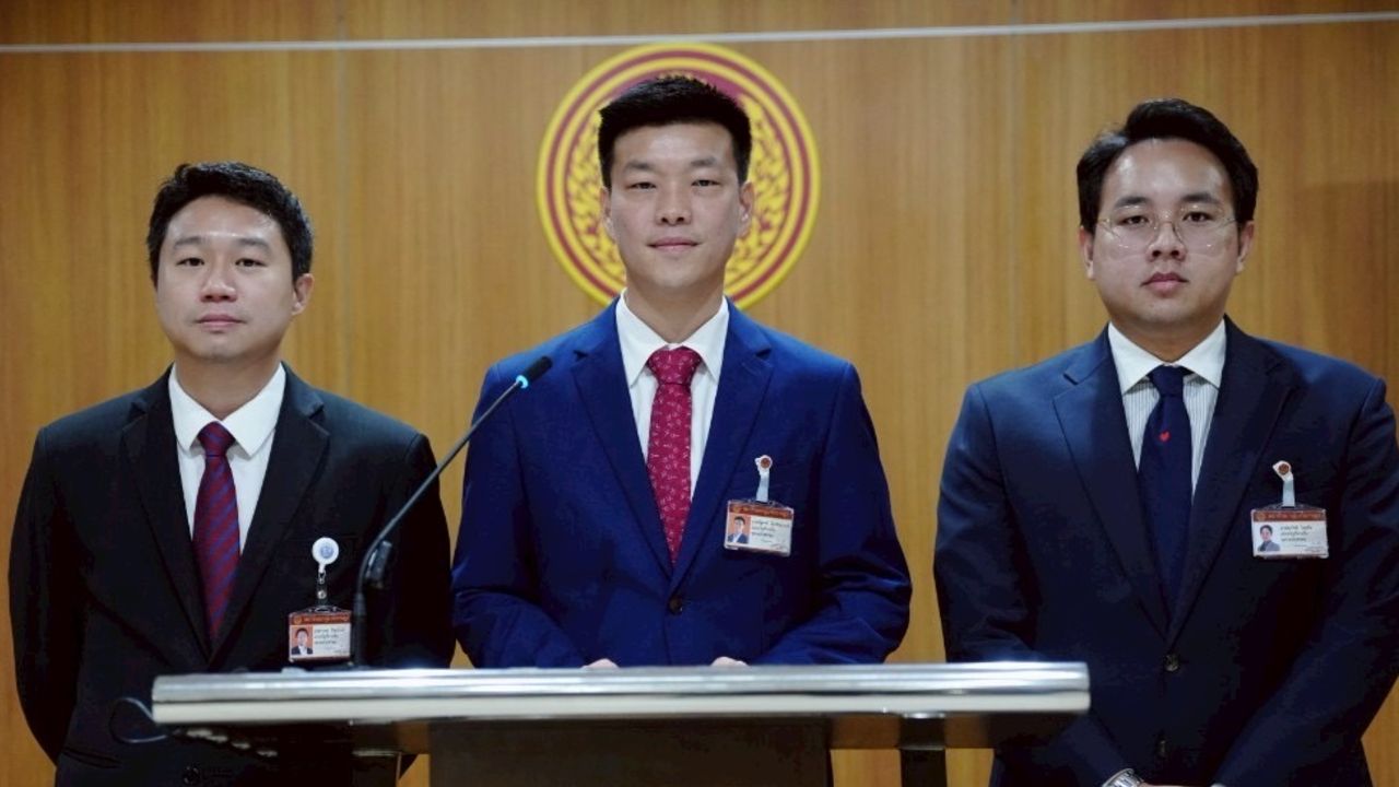 'เท้ง- 2 สส.ประชาชน' ถูกฟ้อง 3 คดี 300 ล้าน ปมอภิปรายเรื่องโครงสร้างค่าไฟแพง