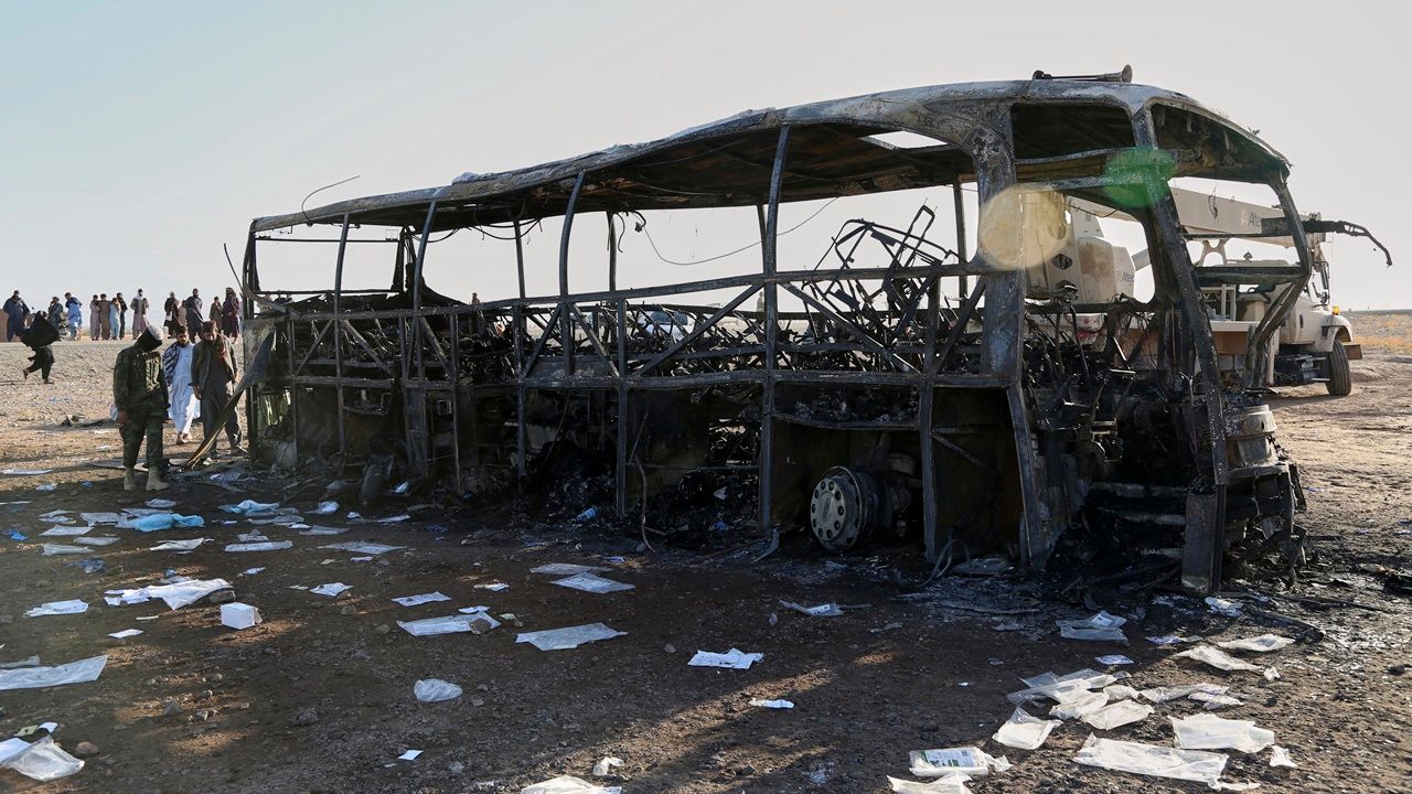 รถบัสขนผู้อพยพอัฟกันจากอิหร่านชนกระบะไฟลุกท่วม ดับแล้ว 79 ศพ