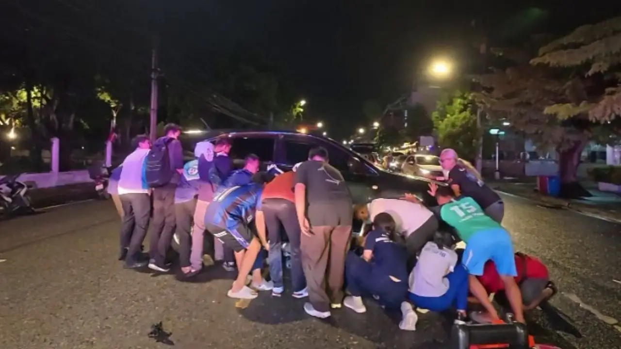 พลังสามัคคี ชาวบ้านช่วยยกรถยนต์ ขณะทับขาหนุ่มวัย 20 ปี หลังเกิดอุบัติเหตุรถชน
