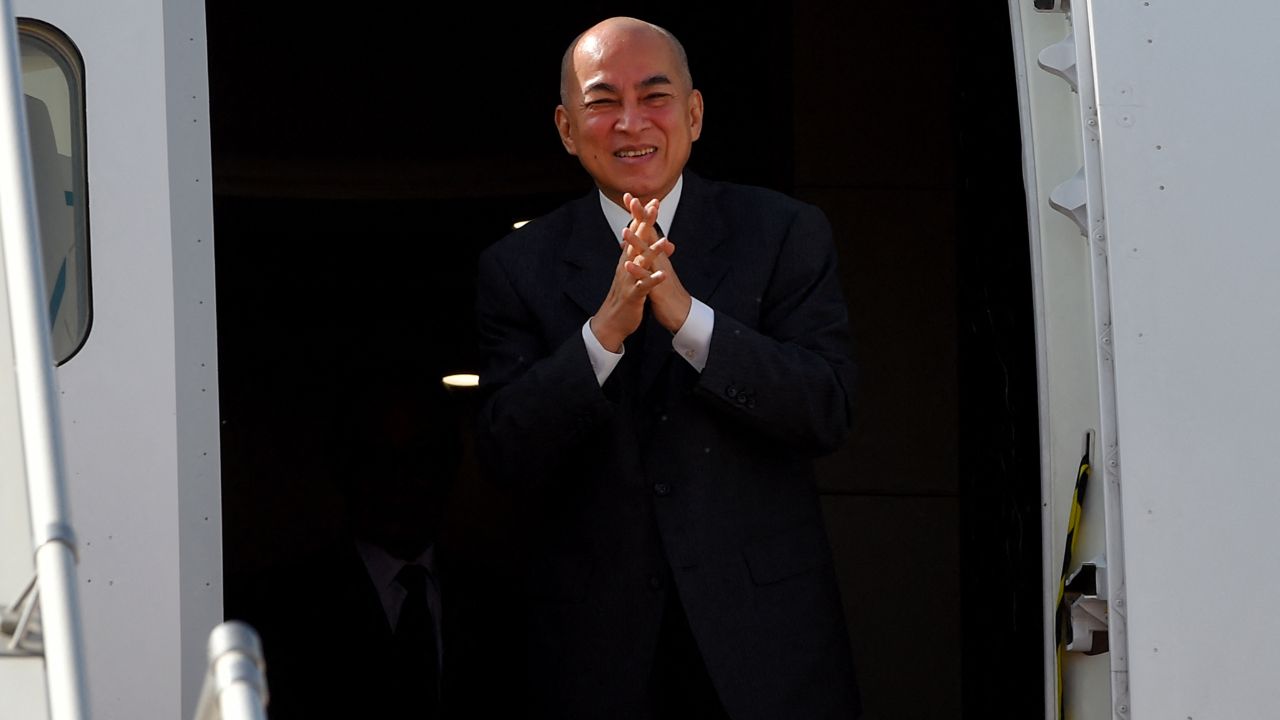 กษัตริย์สีหมุนีเสด็จฯ จีนตรวจพระพลานามัย โปรดเกล้าฯ แต่งตั้งฮุนเซน รักษาการประมุขแห่งรัฐแทนพระองค์