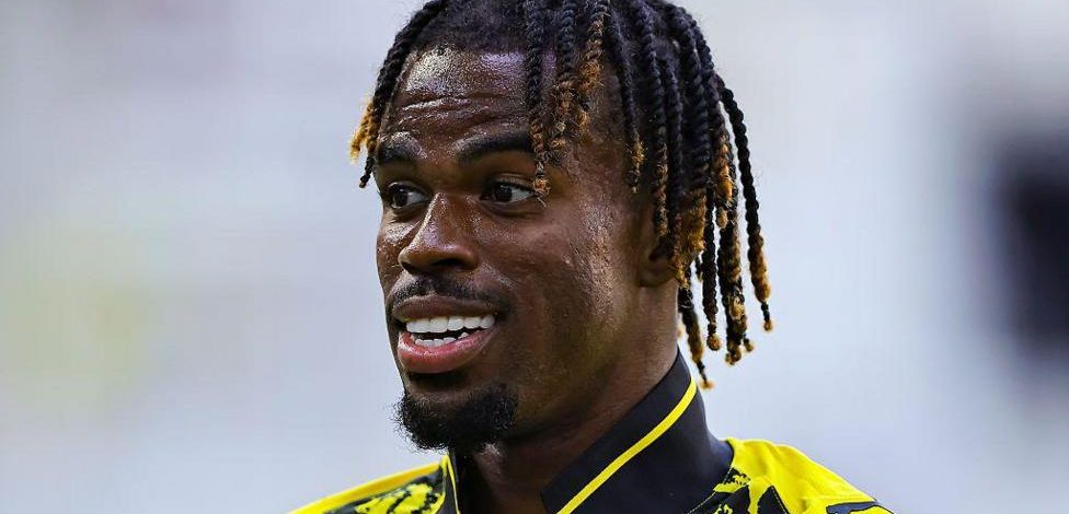 Chelsea bank £270m in sales as duo fly to Dortmund