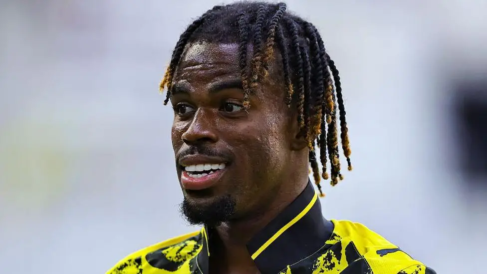 Chelsea bank £270m in sales as duo fly to Dortmund