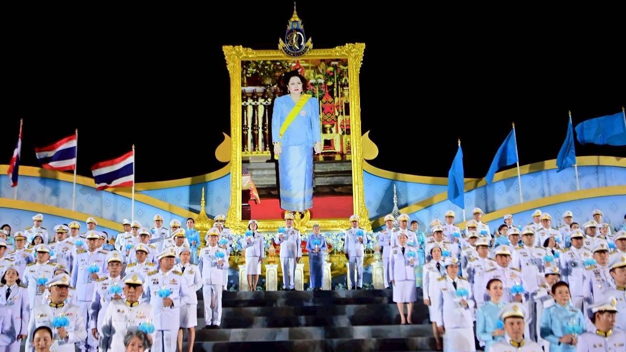 'ภูมิธรรม' นำพสกนิกรทุกหมู่เหล่าจุดเทียนถวายพระพรชัยมงคล สมเด็จพระพันปีหลวง