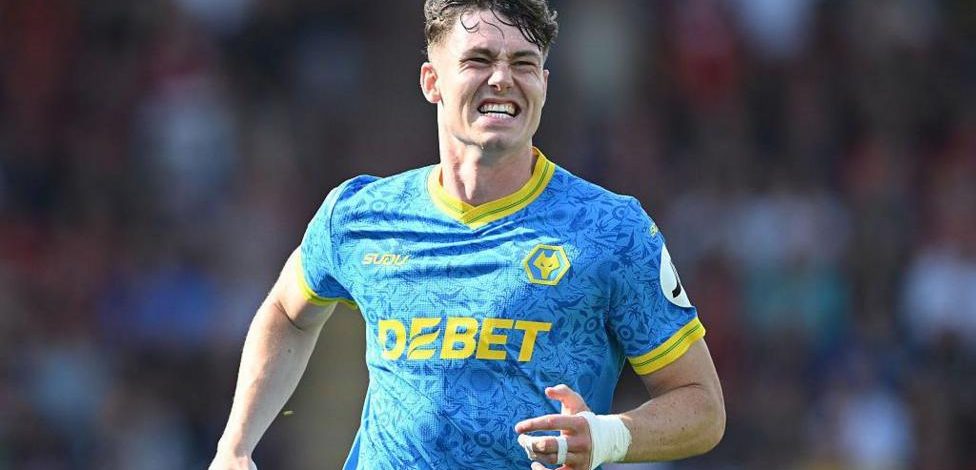 Wolves reject £50m Newcastle bid for Strand Larsen