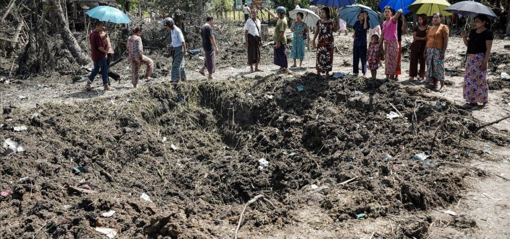 กองทัพเมียนมาทิ้งระเบิดถล่มเมืองประวัติศาสตร์มะเยาะอู้ พลเรือนดับ 12 ศพ รวมทั้งผู้หญิงและเด็ก