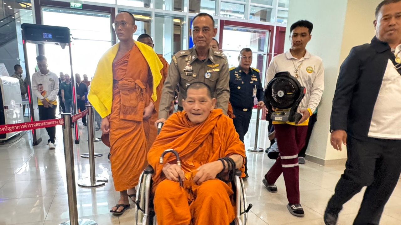 'หลวงปู่ศิลา' มาฉันเพลที่ห้องทำงาน 'บิ๊กเต่า' พร้อมพูดอวยพรให้กำลังใจ