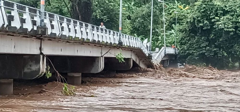 แม่ฮ่องสอนอ่วม น้ำป่าหลากท่วม กระทบ 7 หมู่บ้าน กัดเซาะคอสะพานขาด รถสัญจรไม่ได้