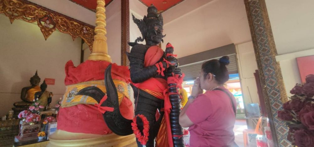 แม่ครัวอยากเป็นเถ้าแก่ มาขอเลขเด็ด 'ท้าวเวสฯ-หลวงพ่อสมหวัง' หวังลุ้นรวยเปิดร้านอาหาร