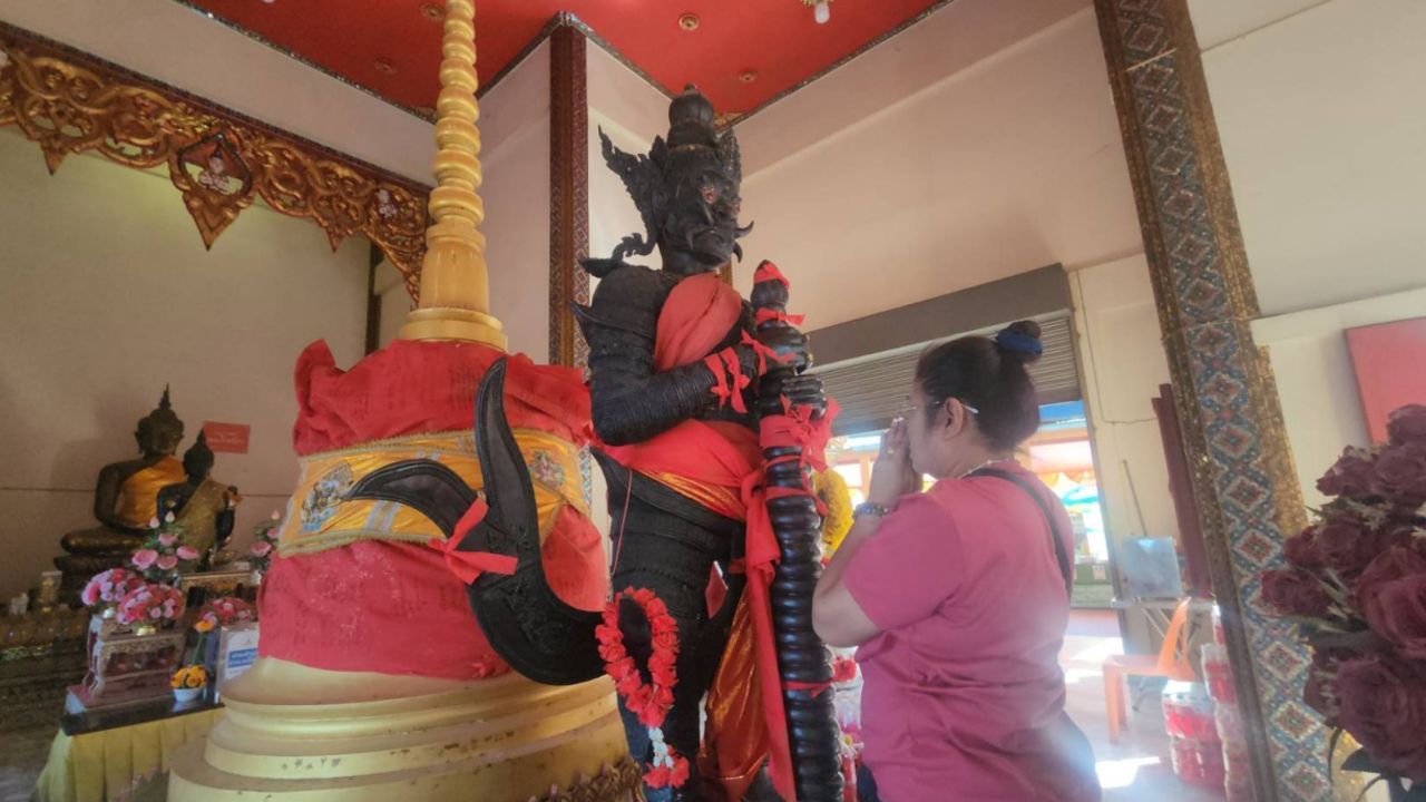 แม่ครัวอยากเป็นเถ้าแก่ มาขอเลขเด็ด 'ท้าวเวสฯ-หลวงพ่อสมหวัง' หวังลุ้นรวยเปิดร้านอาหาร