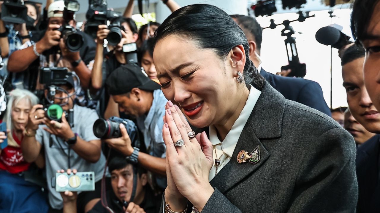 'อิ๊งค์' ไหว้ขอบคุณมวลชนให้กำลังใจ - 'ทักษิณ' เครียดไม่ตอบคำถามสื่อ
