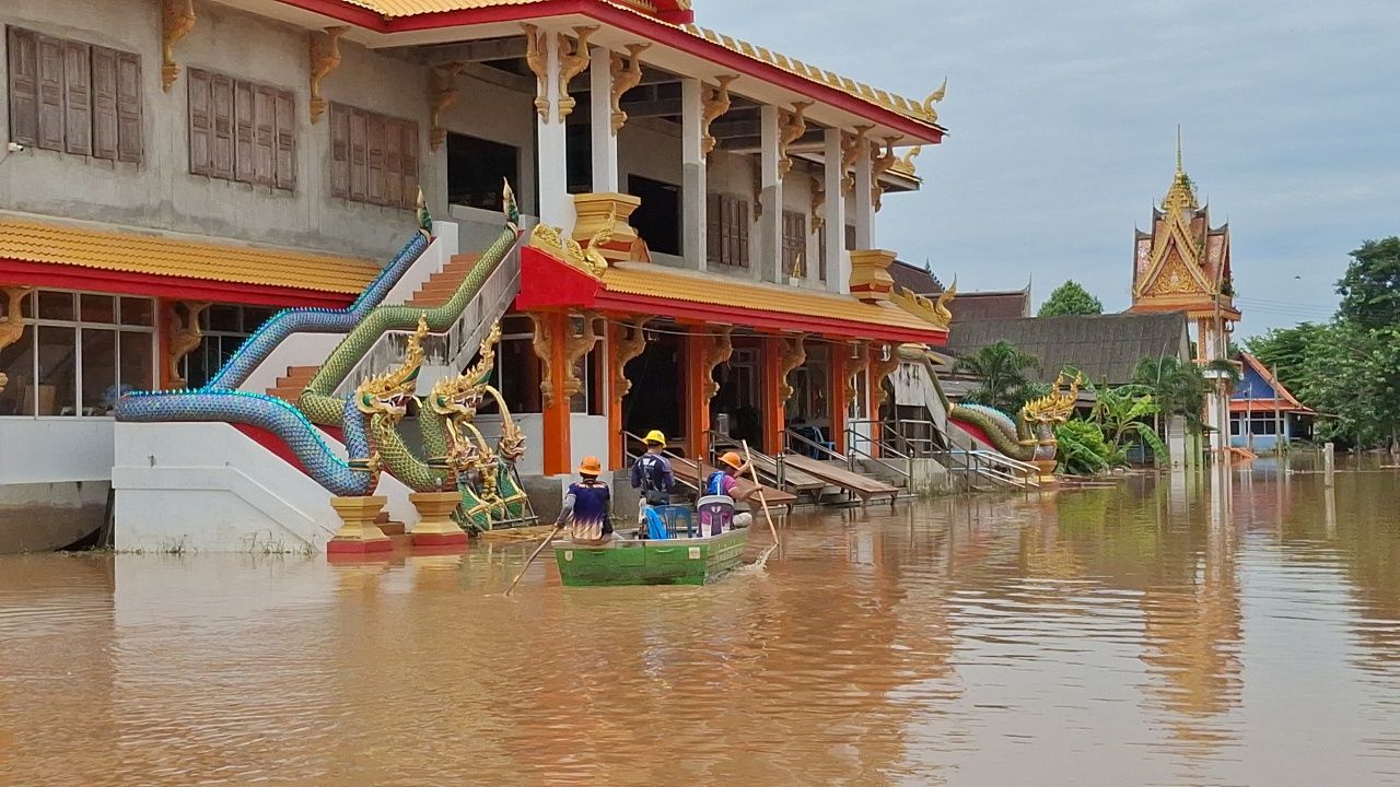 น้ำท่วมสุโขทัย ยังคงขยายวงกว้าง บริเวณหน้า 'วัดปากแคว' น้ำยมทะลักท่วมอีกรอบ