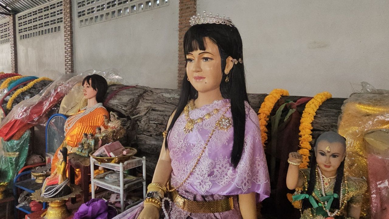 สาวพาเพื่อนส่อง 'เลขเด็ด' ตะเคียนแม่ศรีมณีทอง หลังให้โชคมาแล้วหลายงวด