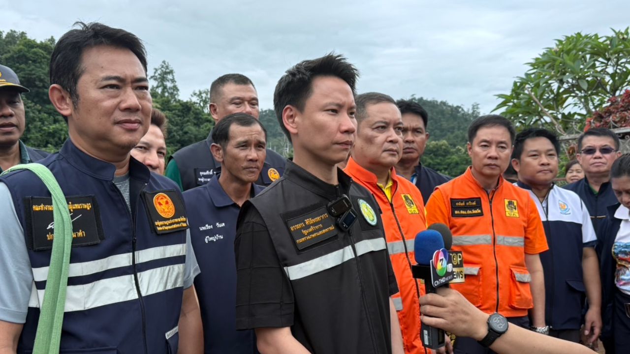 'อรรถกร' ควง สส.กล้าธรรม ดูความเสียหายน้ำท่วม ย้ำสถานการณ์การเมืองเป็นเรื่องอนาคต