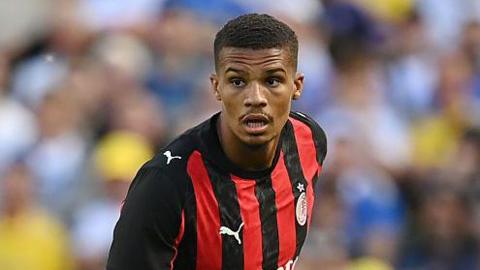 Newcastle sign 'modern defensive hybrid' Thiaw