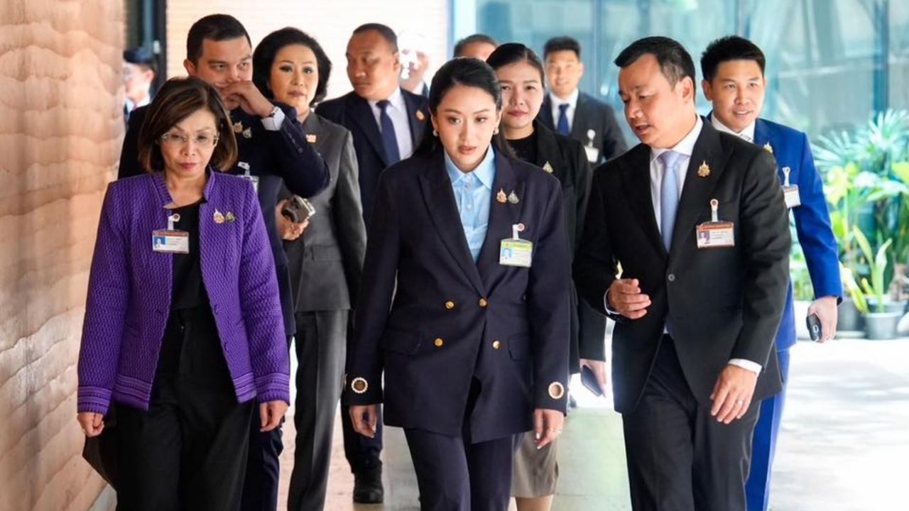'อิ๊งค์' ออกจากสภาฯ ให้รถมารับชั้นใต้ดิน หลังศาลรัฐธรรมนูญนัดชี้ชะตา 29 ส.ค.