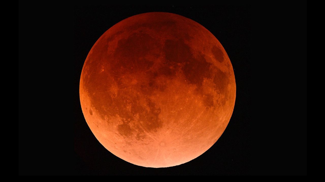 เปิดภาพ 'จันทรุปราคาเต็มดวง' เหนือฟ้าเมืองไทย สีแดงอิฐ