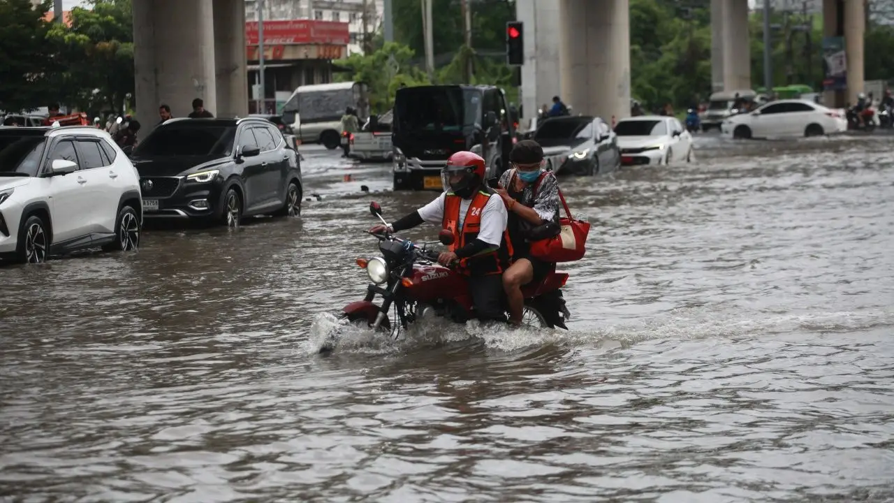 น้ำท่วม 'ถนนศรีนครินทร์-แพรกษา' อ่วมหนัก พบผู้เสียชีวิตถูกไฟช็อตกลางน้ำ