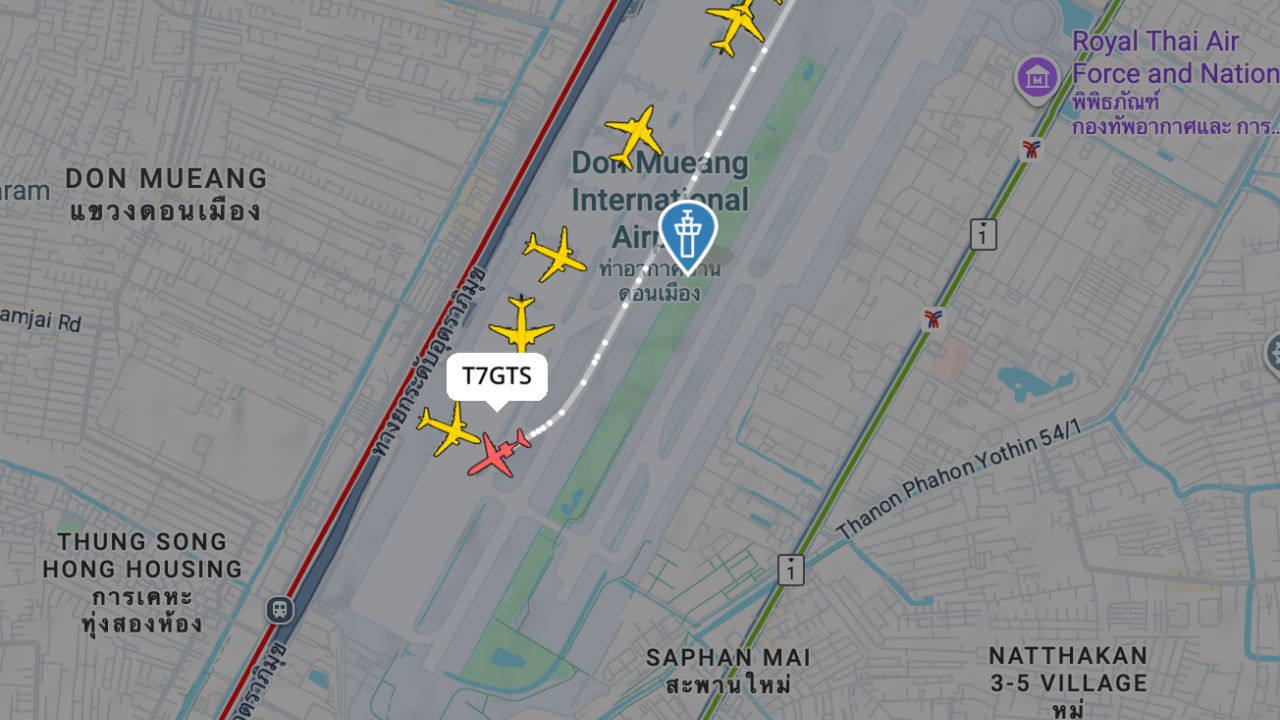 ถึงไทยแล้ว เครื่องบินส่วนตัวของ 'ทักษิณ ชินวัตร' ลงจอด M Jets ดอนเมือง