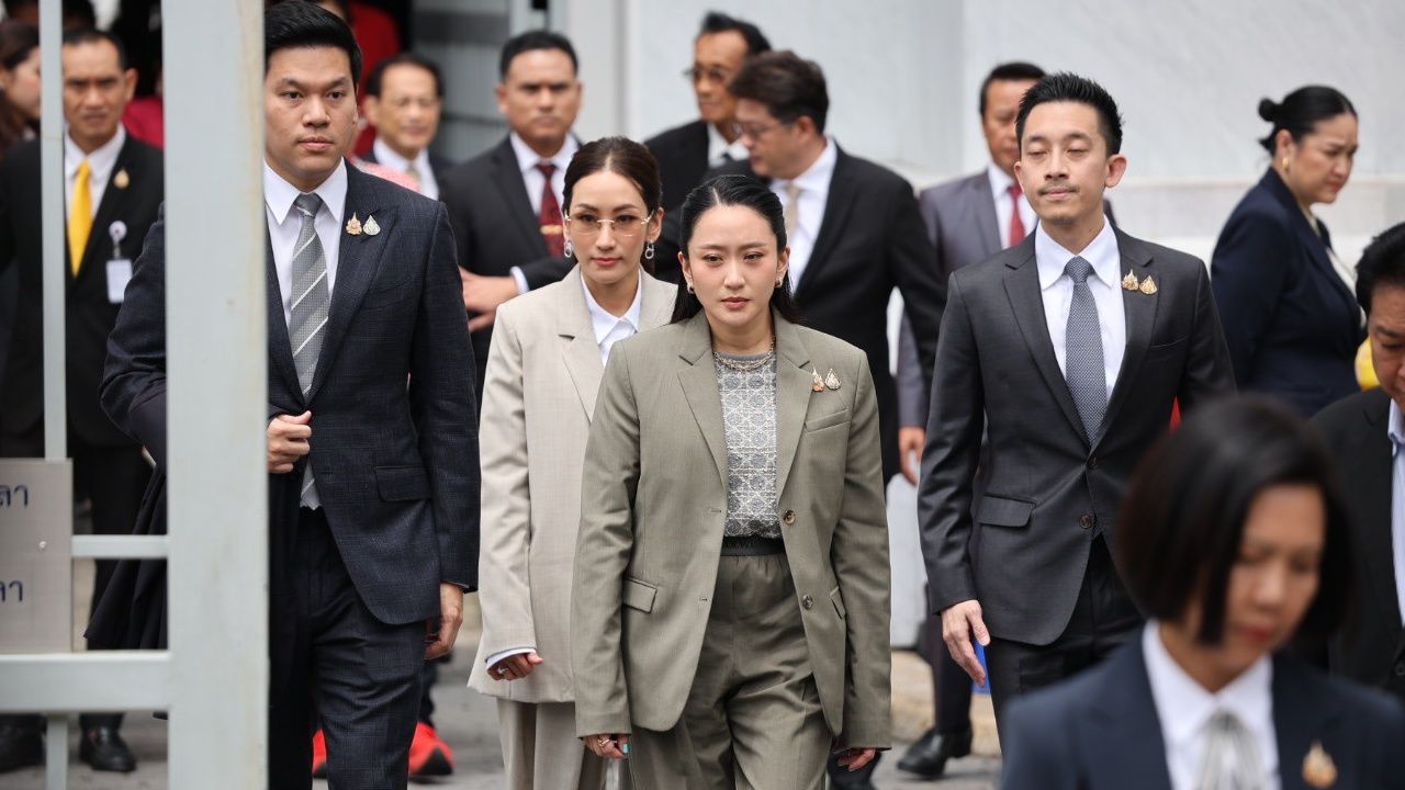 วินาที ศาลฎีกาฯ สั่งบังคับโทษ 'ทักษิณ' เจ้าตัวเครียด 'แพทองธาร' กอดให้กำลังใจ