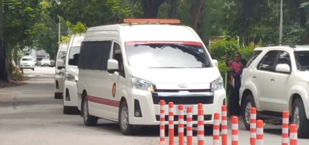 รถตู้นำตัว 'ทักษิณ ชินวัตร' ถึงเรือนจำพิเศษกรุงเทพฯ แล้ว เข้าสู่กระบวนการแรกรับ
