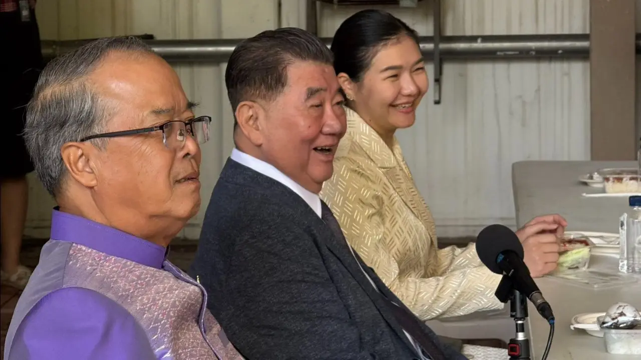 'ภูมิธรรม' อวยพรรัฐบาลใหม่ พร้อมทำหน้าที่ฝ่ายค้านอย่างสมศักดิ์ศรี ยัน ส.ส. พรรคเพื่อไทยไม่ไหลออก