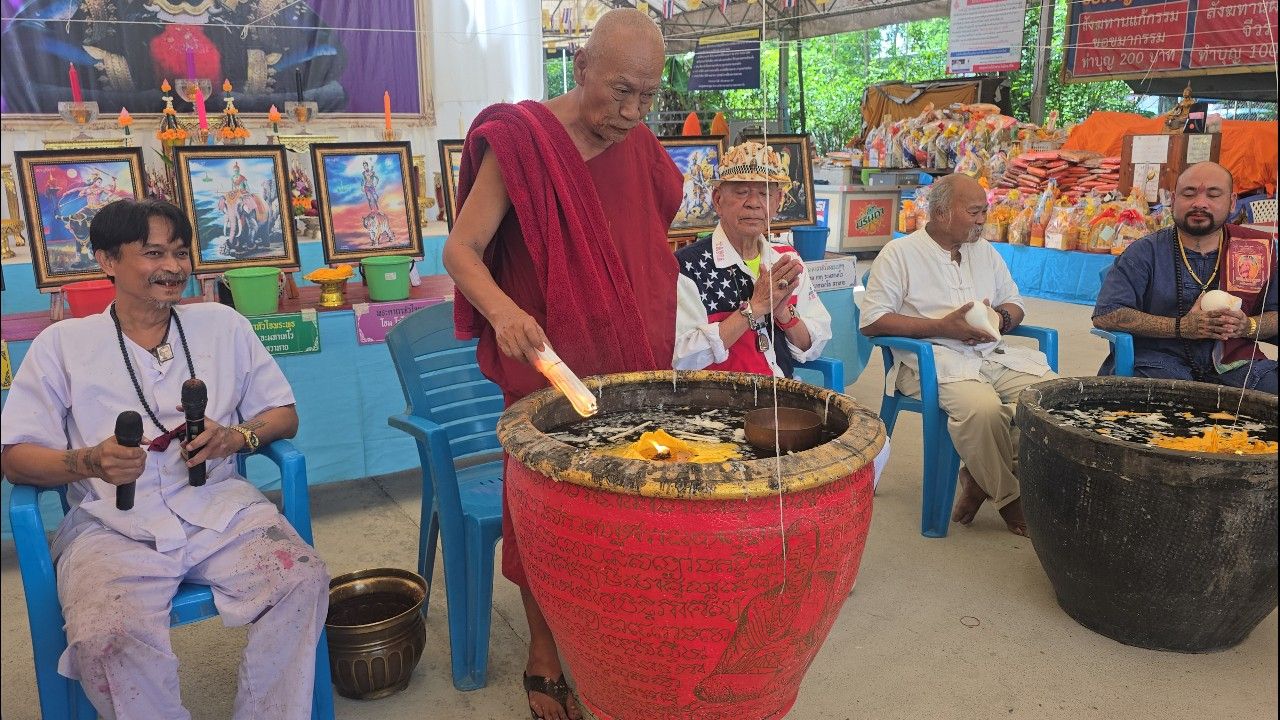 คอหวยแห่ส่อง 'เลขเด็ด' หางประทัดวัดดัง จัดอาบน้ำมนต์ 9 เดือน 9