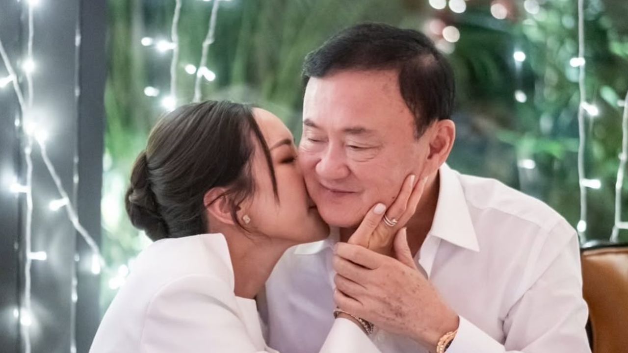 'พินทองทา' โพสต์รูปหอมแก้ม 'ทักษิณ' ชี้เป็นวีรบุรุษที่สุดยอดในใจเรา