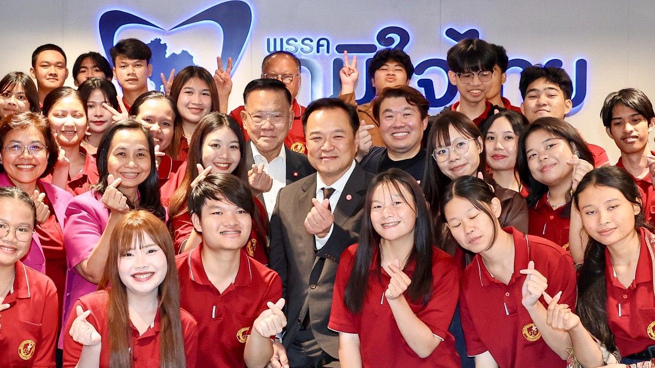 'นายกฯ อนุทิน' เซอร์ไพรส์ แวะทักทายนักเรียนศรีสะเกษ ย้ำเร่งแก้ปัญหาชายแดน