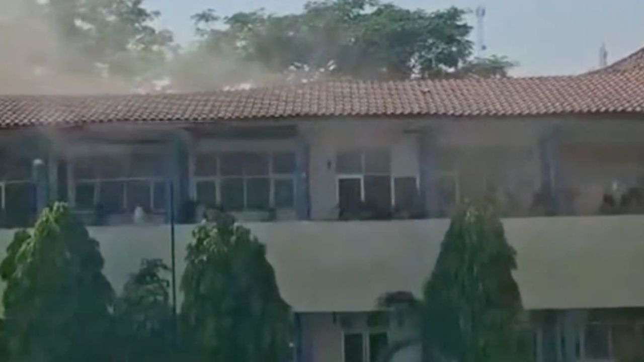 ระทึก หลังคาโรงเรียนอินโดนีเซียถล่ม นักเรียนบาดเจ็บหลายสิบราย