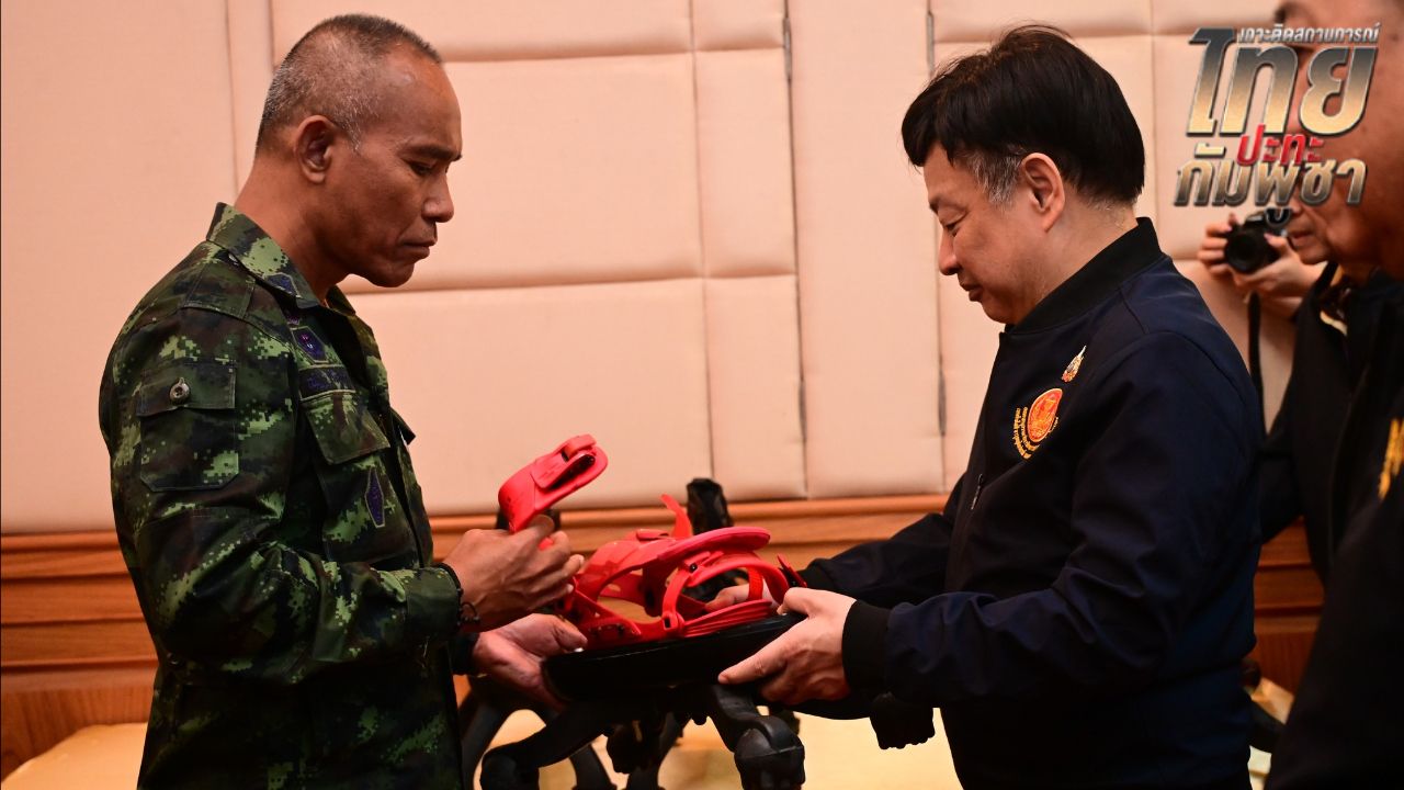 กองทัพภาค 2 รับมอบ 'รองเท้านิลมังกร' รองเท้าต้นแบบลดแรงระเบิด จากทุ่นระเบิด