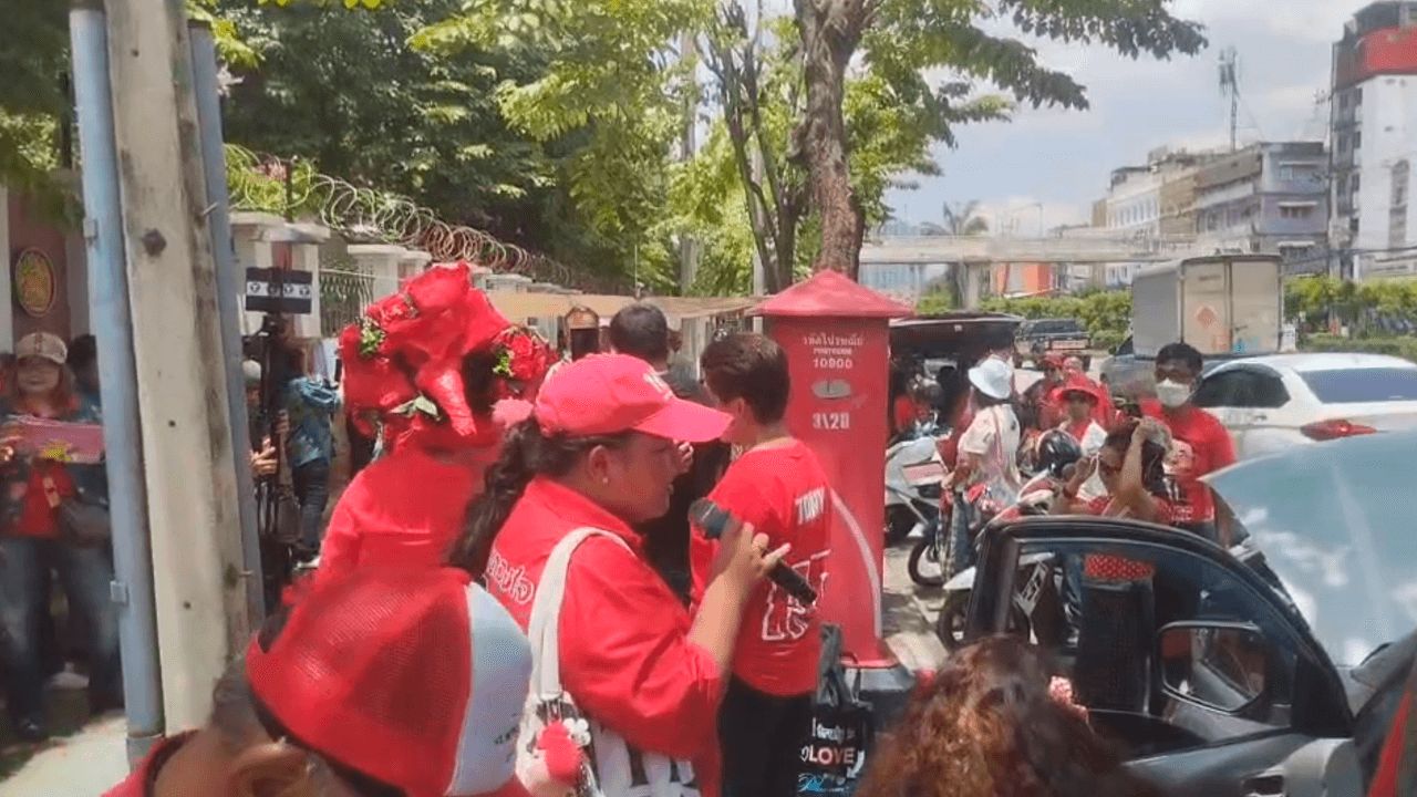 'กลุ่มคนเสื้อแดง' มาให้กำลังใจ 'ทักษิณ' ทำกิจกรรมกินข้าวหน้าเรือนจำคลองเปรม