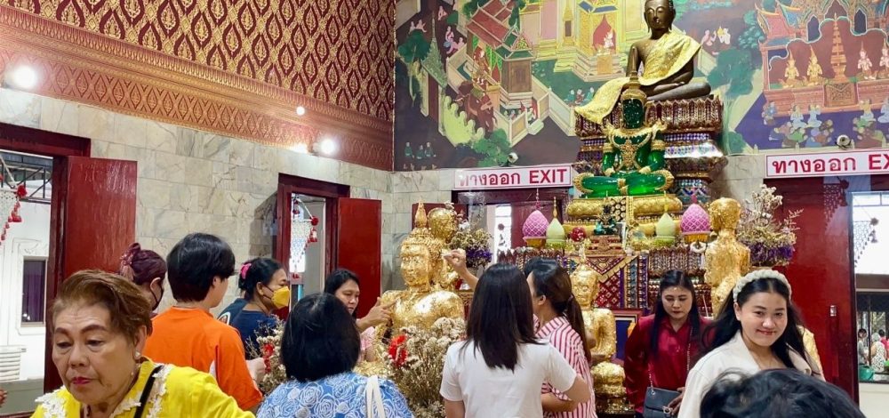 ประชาชนเข้ากราบไหว้ขอพร 'หลวงพ่อปากแดง' คนตาดีไม่พลาด 'เลขเด็ด' อ่างน้ำมนต์