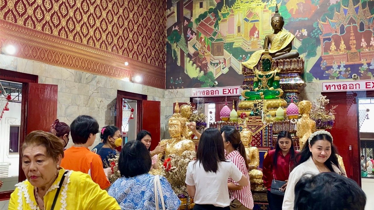 ประชาชนเข้ากราบไหว้ขอพร 'หลวงพ่อปากแดง' คนตาดีไม่พลาด 'เลขเด็ด' อ่างน้ำมนต์