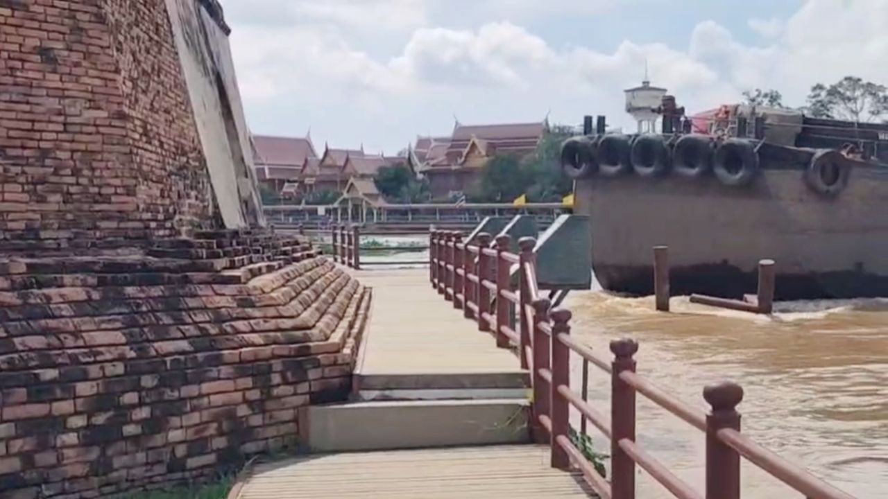ชาวบ้านลุ้นหนัก เรือโป๊ะพุ่งเข้าใส่ 'ป้อมเพชร' โบราณสถานกรุงเก่าหวิดแหลก