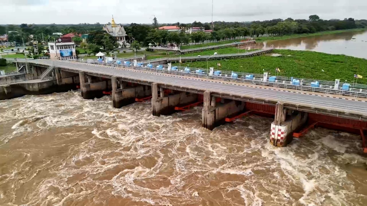 'เขื่อนเจ้าพระยา' ตรึงการระบายต่อเนื่อง เอ่อล้นท่วมบ้านประชาชนแล้ว 300 หลัง