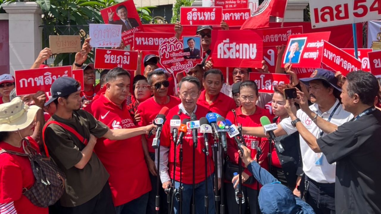 'ทักษิณ' ยังอ่อนเพลีย พบแพทย์ในเรือนจำพรุ่งนี้ 'เชิดชัย' นำเครือข่ายสตรีให้กำลังใจ