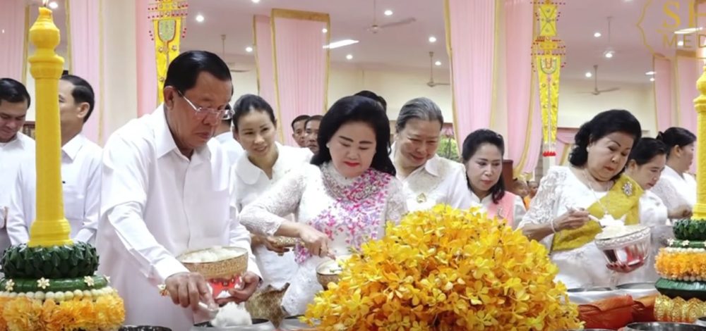 'ฮุน เซน' ควงภริยา นำครอบครัวร่วมงานสารทบรรพบุรุษ 'พชุมเบญ' สักการะวัดดังกรุงพนมเปญ