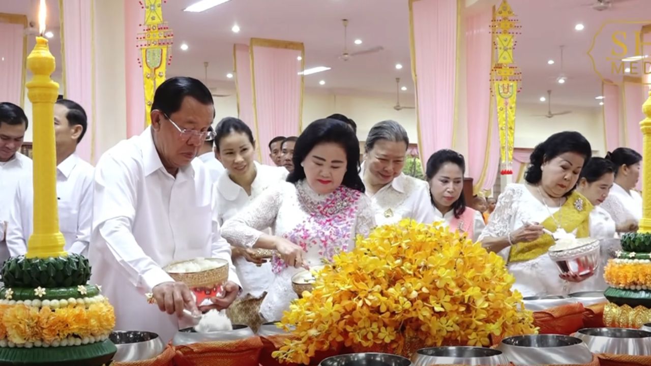 'ฮุน เซน' ควงภริยา นำครอบครัวร่วมงานสารทบรรพบุรุษ 'พชุมเบญ' สักการะวัดดังกรุงพนมเปญ