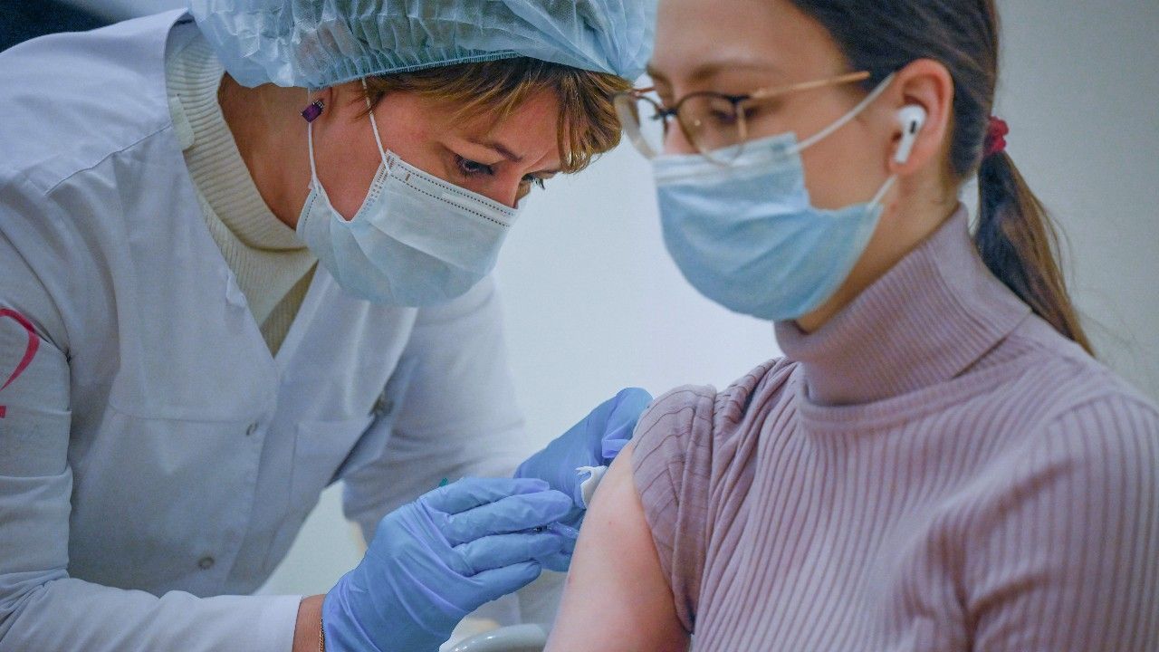 รัสเซียเตรียมเริ่มทดลอง 'วัคซีน mRNA' รักษามะเร็งผิวหนังเมลาโนมา หากสำเร็จแล้วจะให้ประชาชนใช้ฟรี