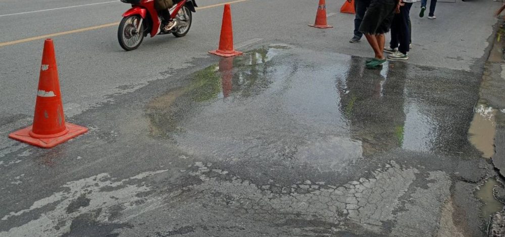 พบน้ำซึมถนนสามเสน ห่างจุดถนนทรุดตัว 2 กิโลเมตร ชาวบ้านหวั่นเกิดเหตุซ้ำรอย
