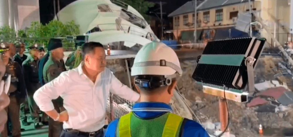 'นายกฯ อนุทิน' ลงพื้นที่ถนนทรุดรอบดึก คาดคืนพื้นผิวการจราจรใน 2 สัปดาห์