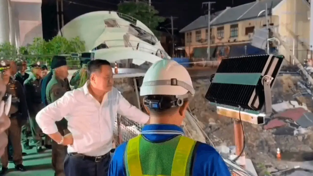 'นายกฯ อนุทิน' ลงพื้นที่ถนนทรุดรอบดึก คาดคืนพื้นผิวการจราจรใน 2 สัปดาห์
