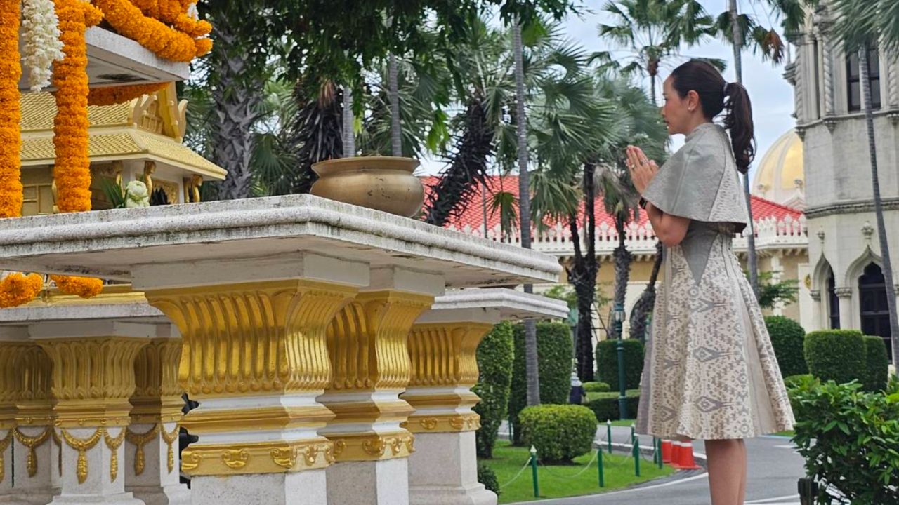 'จ๋า' ภริยา 'อนุทิน' สักการะสิ่งศักดิ์สิทธิ์ทำเนียบฯ ขอพรให้นายกฯ ทำงานราบรื่น