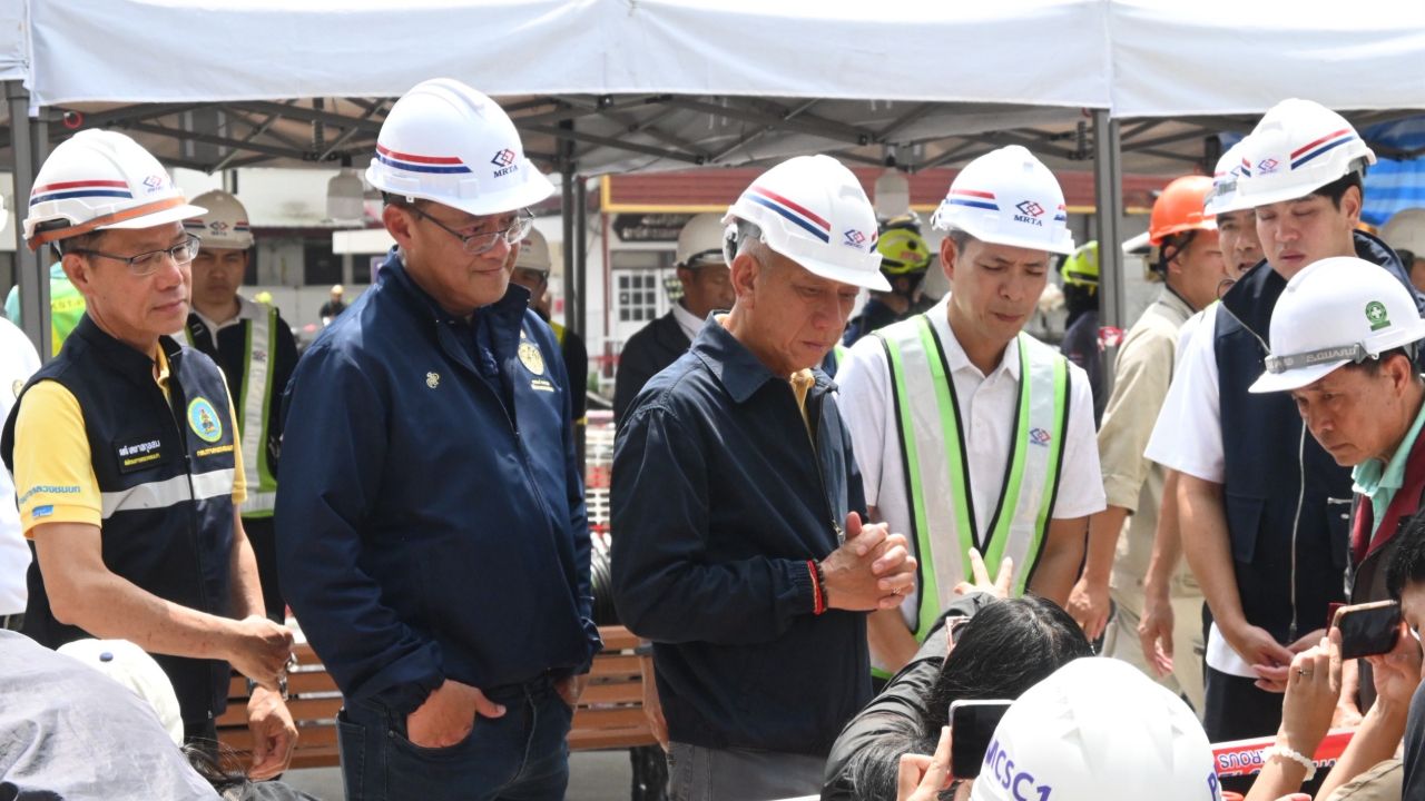 'พิพัฒน์' ลงดูถนนทรุด เทปูนแล้ว 1,200 คิว หากไม่มีอุปสรรคคืนผิวจราจร 8 ต.ค.