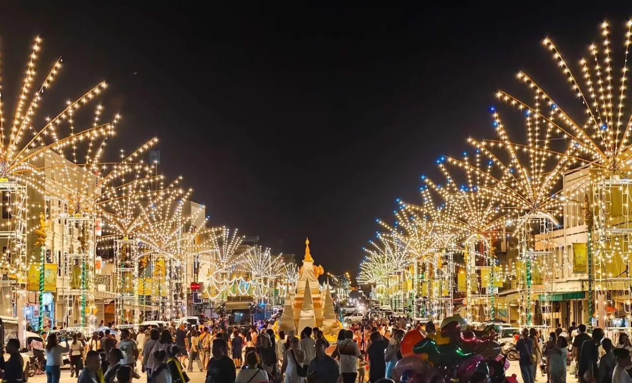 'นครพนม' เปิดงานประเพณีไหลเรือไฟ งานกาชาดจังหวัดนครพนม ประจำปี 2568