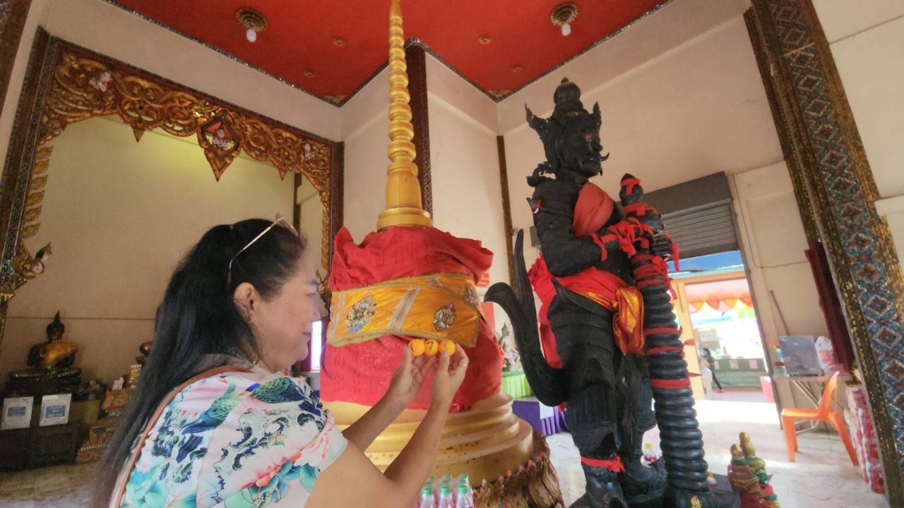 สองแม่ลูกติดใจ กลับมาขอโชค 'เลขเด็ด' ท้าวเวสสุวรรณ หลังถูกลอตเตอรี่กว่า 2 แสน